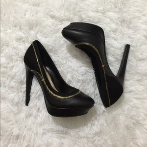 Jessica Simpson’s Black Pumps